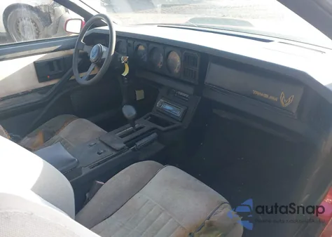 1984 Pontiac Firebird Trans Am z USA, uszkodzony, nr VIN 1G2AW87H2EN201748